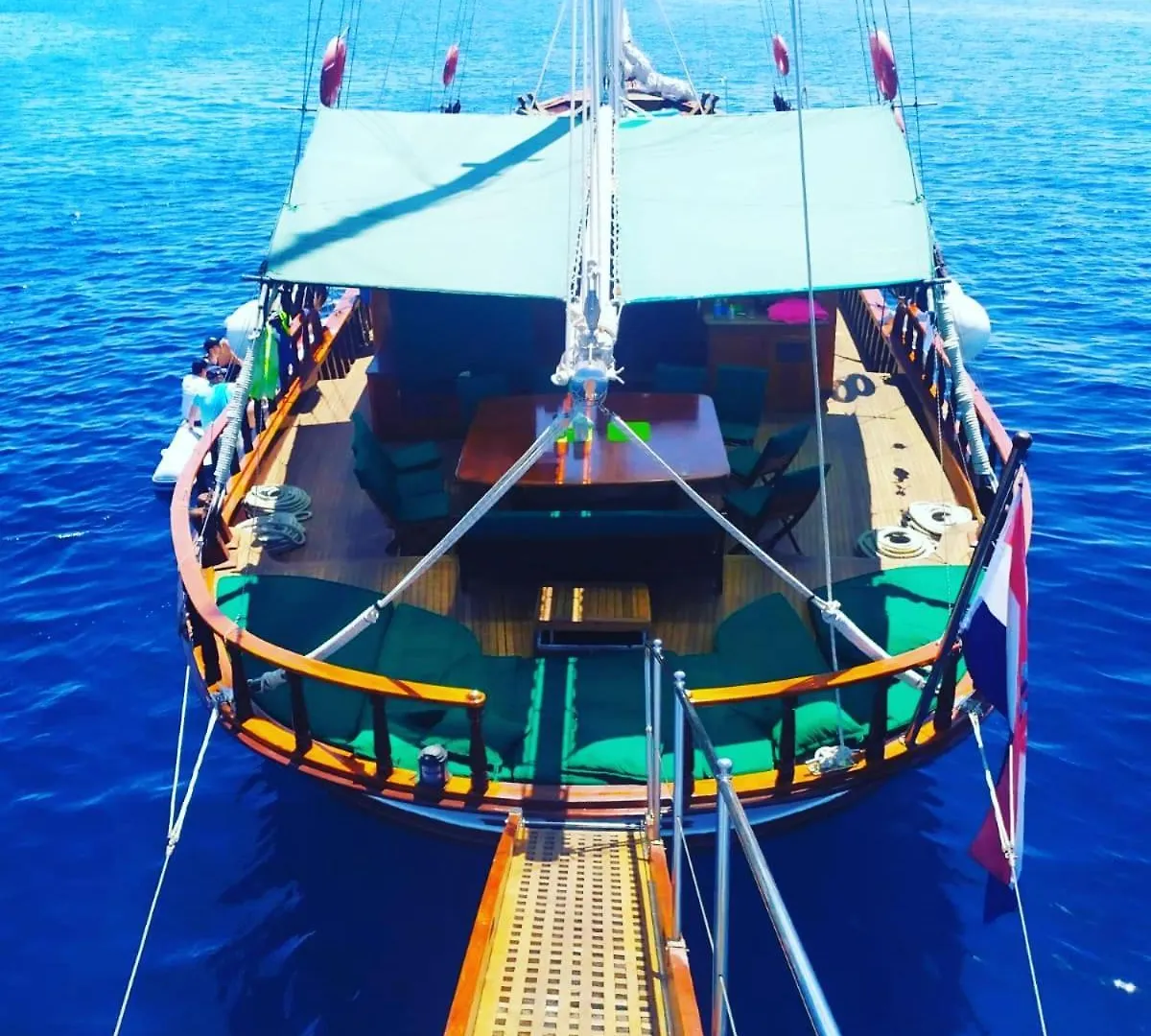 Charming Cabin On Msy Alisa Week Long Island Hopping Adventure Through Dalmatian Coastal Gems Σπλιτ Πλωτό κατάλυμα